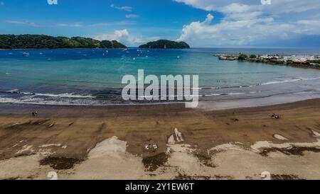 Splendida vista aerea della Mariana nella spiaggia di Herradura "Mariana Los Sueños" in Costa Rica, con barche e yacht di lusso Foto Stock