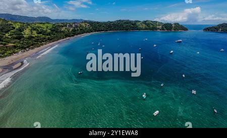 Splendida vista aerea della Mariana nella spiaggia di Herradura "Mariana Los Sueños" in Costa Rica, con barche e yacht di lusso Foto Stock