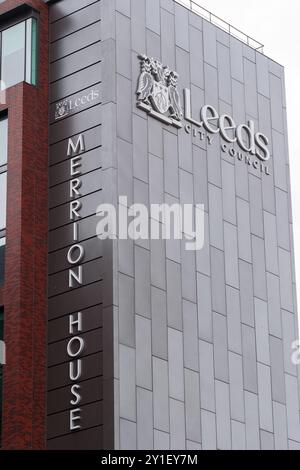 Leeds Inghilterra: 4 giugno 2024: L'edificio del Consiglio comunale di Leeds si erge alto contro un cielo nuvoloso, mostrando la sua architettura distintiva. La segnaletica p Foto Stock