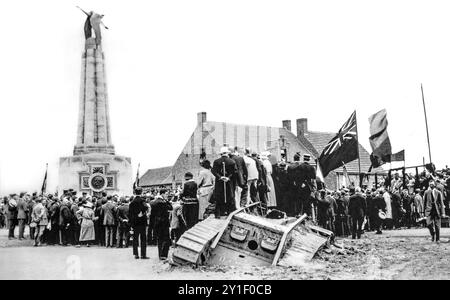 1923 presentazione del monumento alla prima guerra mondiale dedicato all'aviatore militare francese della prima guerra mondiale e all'asso dei caccia aerei Georges Guynemer a Poelcapelle, Fiandre occidentali, Belgio Foto Stock