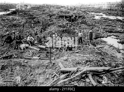 1917 Battaglia di Passchendaele, soldati dell'esercito britannico in trincee tedesche distrutte vicino a Boezinge durante la prima guerra mondiale nelle Fiandre occidentali, in Belgio Foto Stock