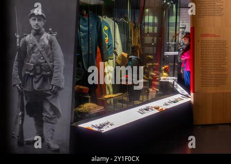 Uniformi della prima guerra mondiale in mostra nel museo in Flanders Fields sulla prima guerra mondiale a Ypres / Ieper, Fiandre occidentali, Belgio Foto Stock
