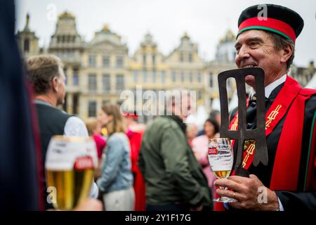 Bruxelles, Belgio. 6 settembre 2024. FOCUS SU RICHIESTA A BELGA Un'immagine mostra una birra durante l'apertura del festival della birra "Belgian Beer Weekend 2024" al Grote Markt - Grand-Place Square nel centro di Bruxelles venerdì 6 settembre 2024. BELGA PHOTO JASPER JACOBS credito: Belga News Agency/Alamy Live News Foto Stock