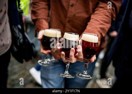 Bruxelles, Belgio. 6 settembre 2024. FOCUS SU RICHIESTA A BELGA Un'immagine mostra una birra durante l'apertura del festival della birra "Belgian Beer Weekend 2024" al Grote Markt - Grand-Place Square nel centro di Bruxelles venerdì 6 settembre 2024. BELGA PHOTO JASPER JACOBS credito: Belga News Agency/Alamy Live News Foto Stock