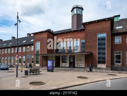 Fredericia, Jutland, Danimarca, 25 luglio 2024 - stazione ferroviaria e piazza in pietra di mattoni Foto Stock