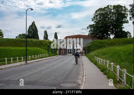 Fredericia, Jutland, Danimarca, 25 luglio 2024 - asfalto e diga del mare Foto Stock