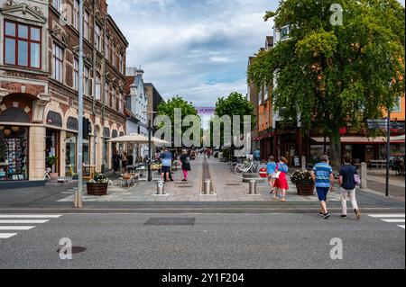 Fredericia, Jutland, Danimarca, 25 luglio 2024 - la via centrale dello shopping nella città vecchia con ristoranti Foto Stock