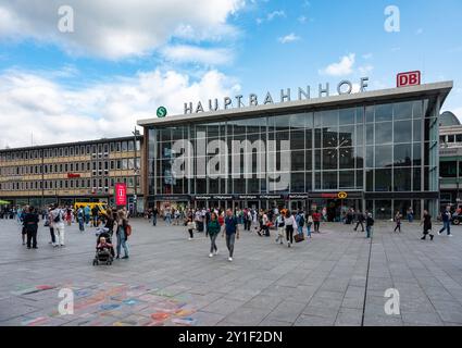 Köln, Renania settentrionale-Vestfalia, Germania, 25 luglio 2024 - stazione ferroviaria centrale e piazza Foto Stock