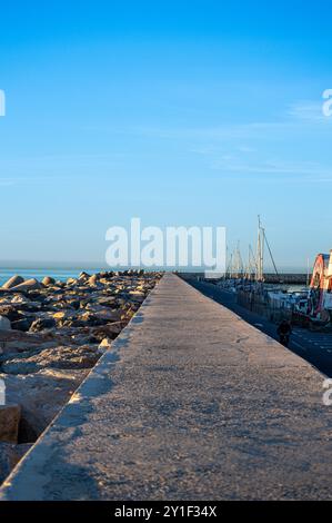 BENALMADENA, SPAGNA - 25 GENNAIO 2024: Passeggiata nel porto di Benalmadena a Benalmadena, Malaga, Spagna il 25 gennaio 2024 Foto Stock