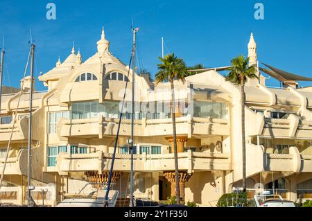 BENALMADENA, SPAGNA - 25 GENNAIO 2024: Passeggiata nel porto di Benalmadena a Benalmadena, Malaga, Spagna il 25 gennaio 2024 Foto Stock