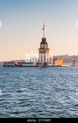 8 luglio 2024, Istanbul, Turchia: L'iconica Torre della Fanciulla si erge maestosamente su un isolotto nel Bosforo, illuminato da uno splendido tramonto in questa città Foto Stock