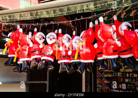 Babbo Natale gonfiabile appeso a una corda Foto Stock