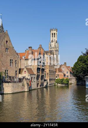 Bruges, Fiandre, Belgio - 25 giugno 2024: Halletoren visto dal canale Rozenhoedkaai e Dijver, Foto Stock