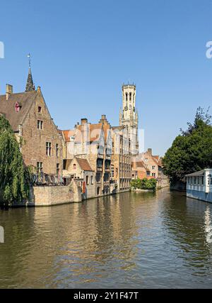 Bruges, Fiandre, Belgio - 25 giugno 2024: Halletoren visto dal canale Rozenhoedkaai e Dijver, Foto Stock