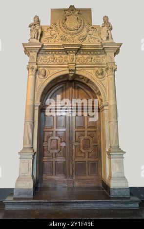 Bruges, Fiandre, Belgio - 25 giugno 2024: Storico municipio. Porta monumentale con statue Foto Stock