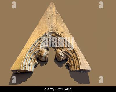 Bruges, Fiandre, Belgio - 25 giugno 2024: Storico municipio. Esposizione di opere d'arte antiche con 2 teste Foto Stock