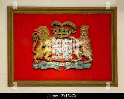 Bruges, Fiandre, Belgio - 25 giugno 2024: Storico municipio. Mostra di stemmi della città scolpiti con cornice Foto Stock