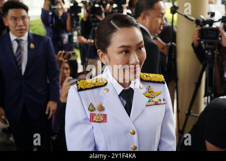 Bangkok, Thailandia. 6 settembre 2024. Il primo ministro thailandese Paetongtarn Shinawatra arriva alla Casa del governo prima della cerimonia di giuramento reale. Credito: SOPA Images Limited/Alamy Live News Foto Stock