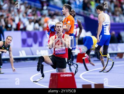 PARIGI, FRANCIA - 06 SETTEMBRE: Johannes Floors of germany (R) ha applaudito il vincitore dopo i 400 m di classe T 62 dei Giochi Paralimpici estivi di Parigi 2024 allo Stade de France il 6 settembre 2024 a Parigi, Francia. (Foto di Mika Volkmann) Foto Stock