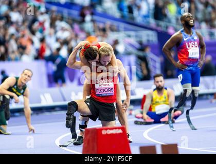 PARIGI, FRANCIA - 06 SETTEMBRE: Irmgard Bensusan della germania conforta i piani Johannes della germania (R) delusi dopo la classe T 62 di 400 m dei Giochi Paralimpici estivi di Parigi 2024 allo Stade de France il 6 settembre 2024 a Parigi, Francia. (Foto di Mika Volkmann) Foto Stock