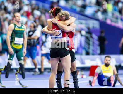 PARIGI, FRANCIA - 06 SETTEMBRE: Irmgard Bensusan della germania conforta i piani Johannes della germania (R) delusi dopo la classe T 62 di 400 m dei Giochi Paralimpici estivi di Parigi 2024 allo Stade de France il 6 settembre 2024 a Parigi, Francia. (Foto di Mika Volkmann) Foto Stock