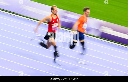 Parigi, Francia. 6 settembre 2024. Paralimpiadi, Parigi 2024, atletica leggera, Stade de France, 400m T62, uomini, finali. Johannes Floors (l, argento) dalla Germania e Olivier Hendriks (bronzo) dai Paesi Bassi in azione (girato a bassa velocità dell'otturatore). Credito: Julian Stratenschulte/dpa/Alamy Live News Foto Stock