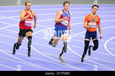 Parigi, Francia. 6 settembre 2024. Paralimpiadi, Parigi 2024, atletica leggera, Stade de France, 400m T62, uomini, finali. Johannes Floors (l-r, argento) dalla Germania, Hunter Woodhall (oro) dagli Stati Uniti e Olivier Hendriks (bronzo) dai Paesi Bassi in azione. Credito: Julian Stratenschulte/dpa/Alamy Live News Foto Stock