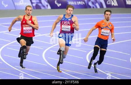 Parigi, Francia. 6 settembre 2024. Paralimpiadi, Parigi 2024, atletica leggera, Stade de France, 400m T62, uomini, finali. Johannes Floors (l-r, argento) dalla Germania, Hunter Woodhall (oro) dagli Stati Uniti e Olivier Hendriks (bronzo) dai Paesi Bassi in azione. Credito: Julian Stratenschulte/dpa/Alamy Live News Foto Stock