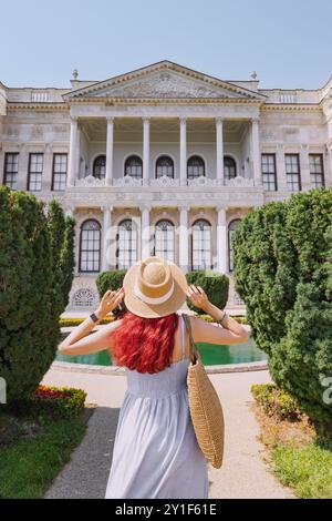 9 luglio 2024, Istanbul, Turchia: Una giovane turista che esplora il Palazzo Dolmabahce di Istanbul, ammirando la splendida architettura storica Foto Stock