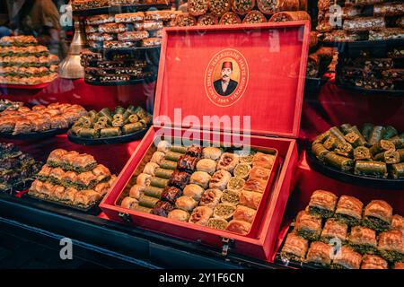 9 luglio 2024, Istanbul, Turchia: Colorata mostra di dolci tradizionali turchi, con una vasta gamma di baklava artigianali e altri deliziosi pasticcini Foto Stock