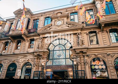 9 luglio 2024, Istanbul, Turchia: Una storica città di Pera a Istanbul, che mostra la vibrante architettura che fonde ottomano, Art Nouveau, e. Foto Stock