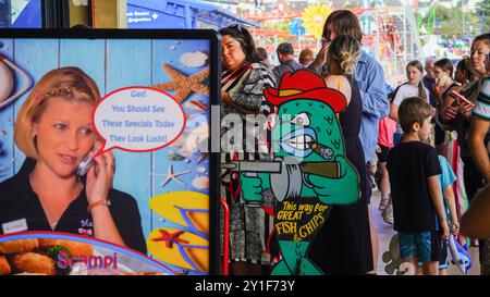 Barry Island, Galles, agosto 30 2024: I visitatori giovani, anziani e di etnie miste sono attratti nelle aree in cui Gavin e Stacey sono stati girati. Foto Stock