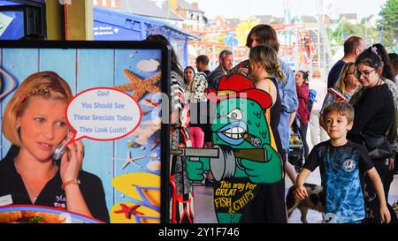 Barry Island, Galles, agosto 30 2024: I visitatori giovani, anziani e di etnie miste sono attratti nelle aree in cui Gavin e Stacey sono stati girati. Foto Stock