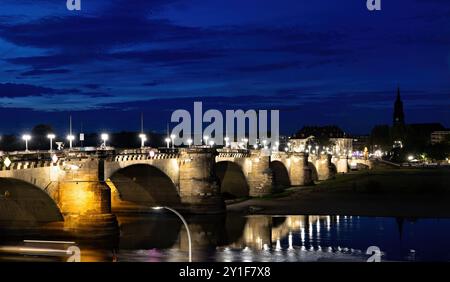 Ponte di Augusto a Dresda sull'Elba in estate di notte Foto Stock