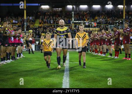 Castleford, Regno Unito. 6 settembre 2024. *** I giocatori di Castleford e Leigh formano una guardia d'onore per Paul McShane nella sua ultima partita in casa prima di ritirarsi durante la partita di Super League tra Castleford Tigers e Leigh Leopards al MEN-A-hose Jungle, Castleford, Regno Unito, il 6 settembre 2024. Foto di Simon Hall. Solo per uso editoriale, licenza richiesta per uso commerciale. Non utilizzare in scommesse, giochi o pubblicazioni di singoli club/campionato/giocatori. Crediti: UK Sports Pics Ltd/Alamy Live News Foto Stock