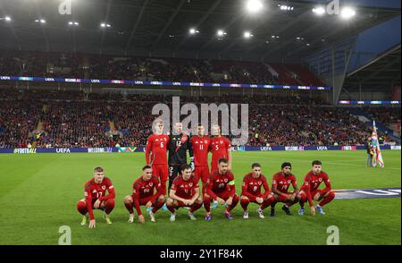 Cardiff, Regno Unito. 6 settembre 2024. Gruppo gallese Back Row Joe Rodon, Danny Ward, Brennan Johnson ed Ethan Ampadu. Prima fila Jordan James, Connor Roberts, Ben Davies, Aaron Ramsey, Harry Wilson, Sorba Thomas e Neco Williams del Galles durante la partita di UEFA Nations League al Cardiff City Stadium di Cardiff. Il credito immagine dovrebbe essere: Darren Staples/Sportimage Credit: Sportimage Ltd/Alamy Live News Foto Stock