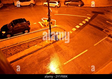 Marsiglia, Francia. 4 settembre 2024. L'acqua proveniente dalle grondaie inonda la strada. Le piogge torrenziali caddero nel pomeriggio e nella sera del 4 settembre 2024 a Marsiglia. (Foto di Gerard bottino/SOPA Images/Sipa USA) credito: SIPA USA/Alamy Live News Foto Stock