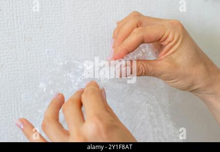 Il colpo della donna fa esplodere la bolla. Foto Stock