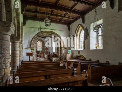 l'interno della chiesa di san giovanni battista a edlingham vicino ad alnwick northumberland mostra una vetrata ornata Foto Stock
