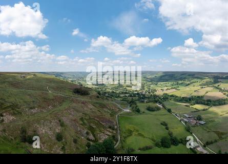 guardando a nord dalla riva del camino verso l'abbazia di rosedale, nella brughiera nord dello yorkshire, giorno di sole a giugno, panorama elevato Foto Stock