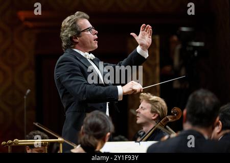 Praga, Repubblica Ceca. 6 settembre 2024. Il direttore ceco Jakub Hrusa dirige il concerto di apertura del Dvorak Prague International Music Festival, il 6 settembre 2024. A Praga, Repubblica Ceca. Crediti: Ondrej Deml/CTK Photo/Alamy Live News Foto Stock