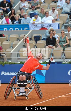 Alfie Hewett (GBR) ha prestato servizio durante il suo match con Gordon Reid (GBR) contro Takuya Miki (JPN) e Tokito Oda (JPN) nel Men's Doubles Gold Medal Match al Roland Garros Stadium il giorno dieci dei Giochi Paralimpici estivi del 2024, Parigi, Francia. La partita è stata vinta dalla coppia britannica in set consecutivi con un punteggio di 6-2, 6-1. Crediti: Michael Preston/Alamy Live News Foto Stock