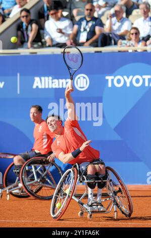 Gordon Reid (GBR) ha prestato servizio durante il suo match con Alfie Hewett (GBR) contro Takuya Miki (JPN) e Tokito Oda (JPN) nel Men's Doubles Gold Medal Match al Roland Garros Stadium il giorno dieci dei Giochi Paralimpici estivi del 2024, Parigi, Francia. La partita è stata vinta dalla coppia britannica in set consecutivi con un punteggio di 6-2, 6-1. Crediti: Michael Preston/Alamy Live News Foto Stock