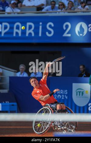 Gordon Reid (GBR) ha prestato servizio durante il suo match con Alfie Hewett (GBR) contro Takuya Miki (JPN) e Tokito Oda (JPN) nel Men's Doubles Gold Medal Match al Roland Garros Stadium il giorno dieci dei Giochi Paralimpici estivi del 2024, Parigi, Francia. La partita è stata vinta dalla coppia britannica in set consecutivi con un punteggio di 6-2, 6-1. Crediti: Michael Preston/Alamy Live News Foto Stock