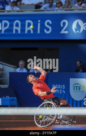 Gordon Reid (GBR) ha prestato servizio durante il suo match con Alfie Hewett (GBR) contro Takuya Miki (JPN) e Tokito Oda (JPN) nel Men's Doubles Gold Medal Match al Roland Garros Stadium il giorno dieci dei Giochi Paralimpici estivi del 2024, Parigi, Francia. La partita è stata vinta dalla coppia britannica in set consecutivi con un punteggio di 6-2, 6-1. Crediti: Michael Preston/Alamy Live News Foto Stock