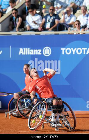 Gordon Reid (GBR) ha prestato servizio durante il suo match con Alfie Hewett (GBR) contro Takuya Miki (JPN) e Tokito Oda (JPN) nel Men's Doubles Gold Medal Match al Roland Garros Stadium il giorno dieci dei Giochi Paralimpici estivi del 2024, Parigi, Francia. La partita è stata vinta dalla coppia britannica in set consecutivi con un punteggio di 6-2, 6-1. Crediti: Michael Preston/Alamy Live News Foto Stock