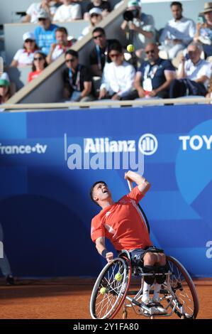 Gordon Reid (GBR) ha prestato servizio durante il suo match con Alfie Hewett (GBR) contro Takuya Miki (JPN) e Tokito Oda (JPN) nel Men's Doubles Gold Medal Match al Roland Garros Stadium il giorno dieci dei Giochi Paralimpici estivi del 2024, Parigi, Francia. La partita è stata vinta dalla coppia britannica in set consecutivi con un punteggio di 6-2, 6-1. Crediti: Michael Preston/Alamy Live News Foto Stock