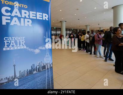 Toronto, Canada. 5 settembre 2024. Le persone in cerca di lavoro si schiereranno per partecipare a una fiera di carriera a Toronto, Canada, il 5 settembre 2024. Il tasso di disoccupazione del Canada è salito di 0,2 punti percentuali al 6,6% in agosto, dopo essersi mantenuto stabile in luglio, Statistics Canada ha detto venerdì. Crediti: Zou Zheng/Xinhua/Alamy Live News Foto Stock