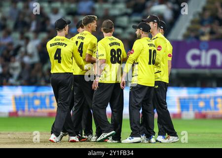 Realizzato a Birmingham, Regno Unito, il 6 settembre 2024 al Warwickshire County Cricket Club, Edgbaston. Nella foto è il 14°, David Payne del Gloucestershire (2° a sinistra) mentre celebra il licenziamento del 71°, Alex Davies del Warwickshire durante il Vitality Blast Quarter Final match 2024 tra Warwickshire CCC e Gloucestershire CCC l'immagine è solo per uso editoriale - credito a Stu Leggett tramite Alamy Live News Foto Stock