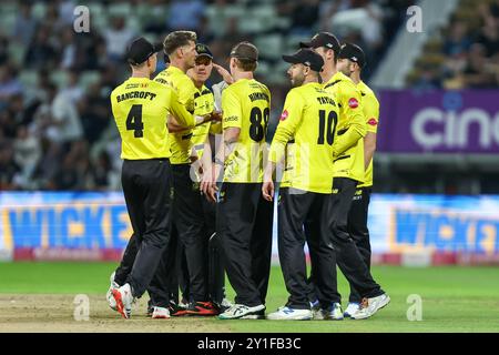 Realizzato a Birmingham, Regno Unito, il 6 settembre 2024 al Warwickshire County Cricket Club, Edgbaston. Nella foto è il 14°, David Payne del Gloucestershire (2° a sinistra) mentre celebra il licenziamento del 71°, Alex Davies del Warwickshire durante il Vitality Blast Quarter Final match 2024 tra Warwickshire CCC e Gloucestershire CCC l'immagine è solo per uso editoriale - credito a Stu Leggett tramite Alamy Live News Foto Stock